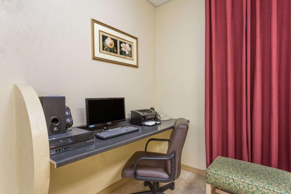 Ramada By Wyndham Harrisonburg Motel Eksteriør bilde